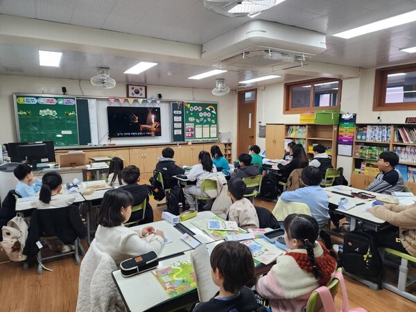 사랑의 일기장을 배부 받고 일기쓰기 수업을 진행하고 있는 충주남산초등학교의 학생들